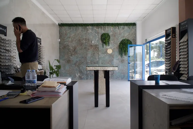 Exposición de Starstone con expositores de muestras y la pared de piedra