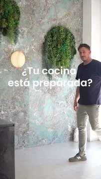 Exposición de Starstone con la pared de piedra verde azulada