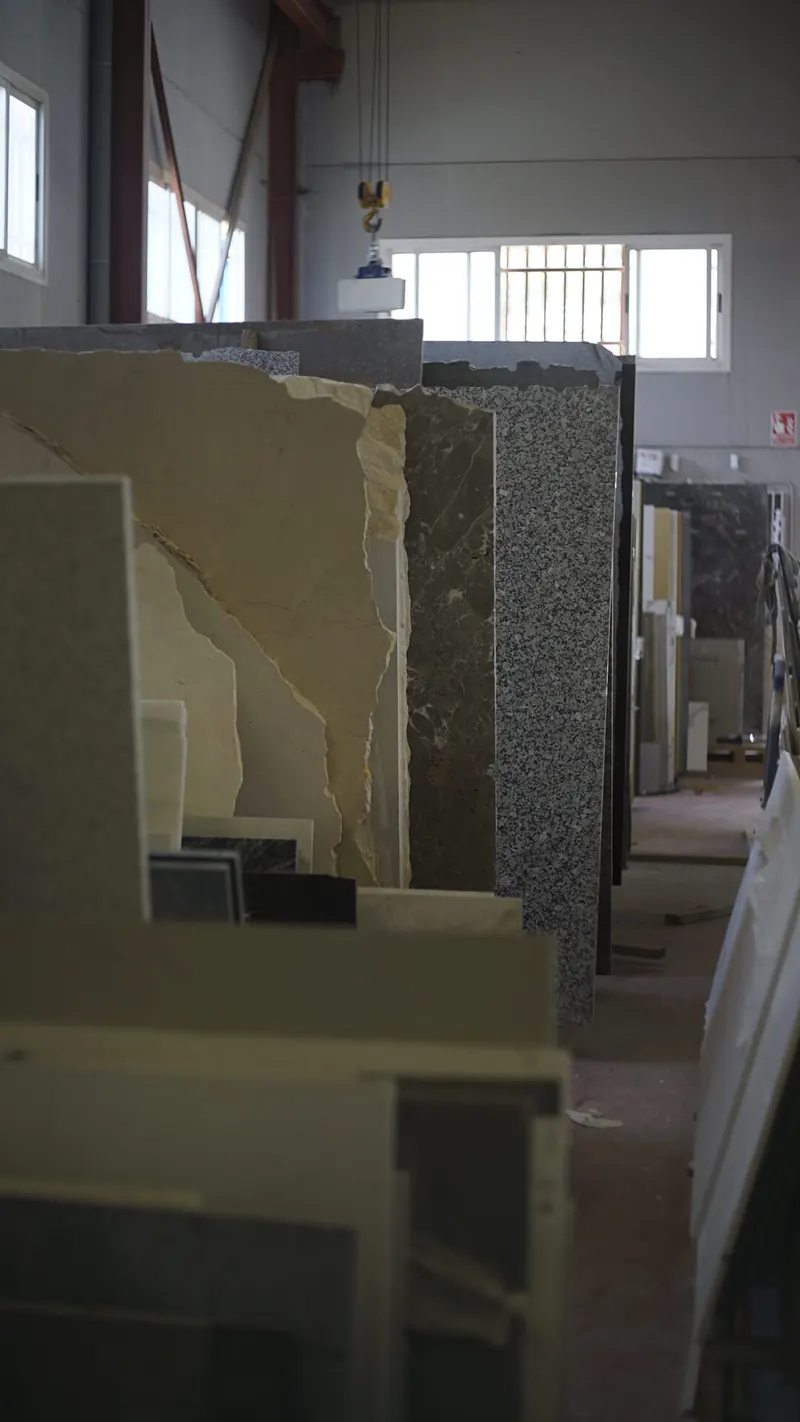Tablas de piedra y porcelánico almacenadas en el taller